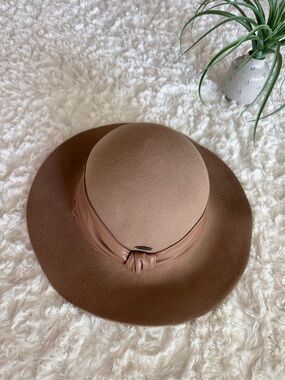 ADORA Wide-Brim Felt Hat in Light Brown with Leather Band